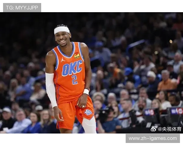 亚历山大三节打卡下班，场边为替补球员加油助威